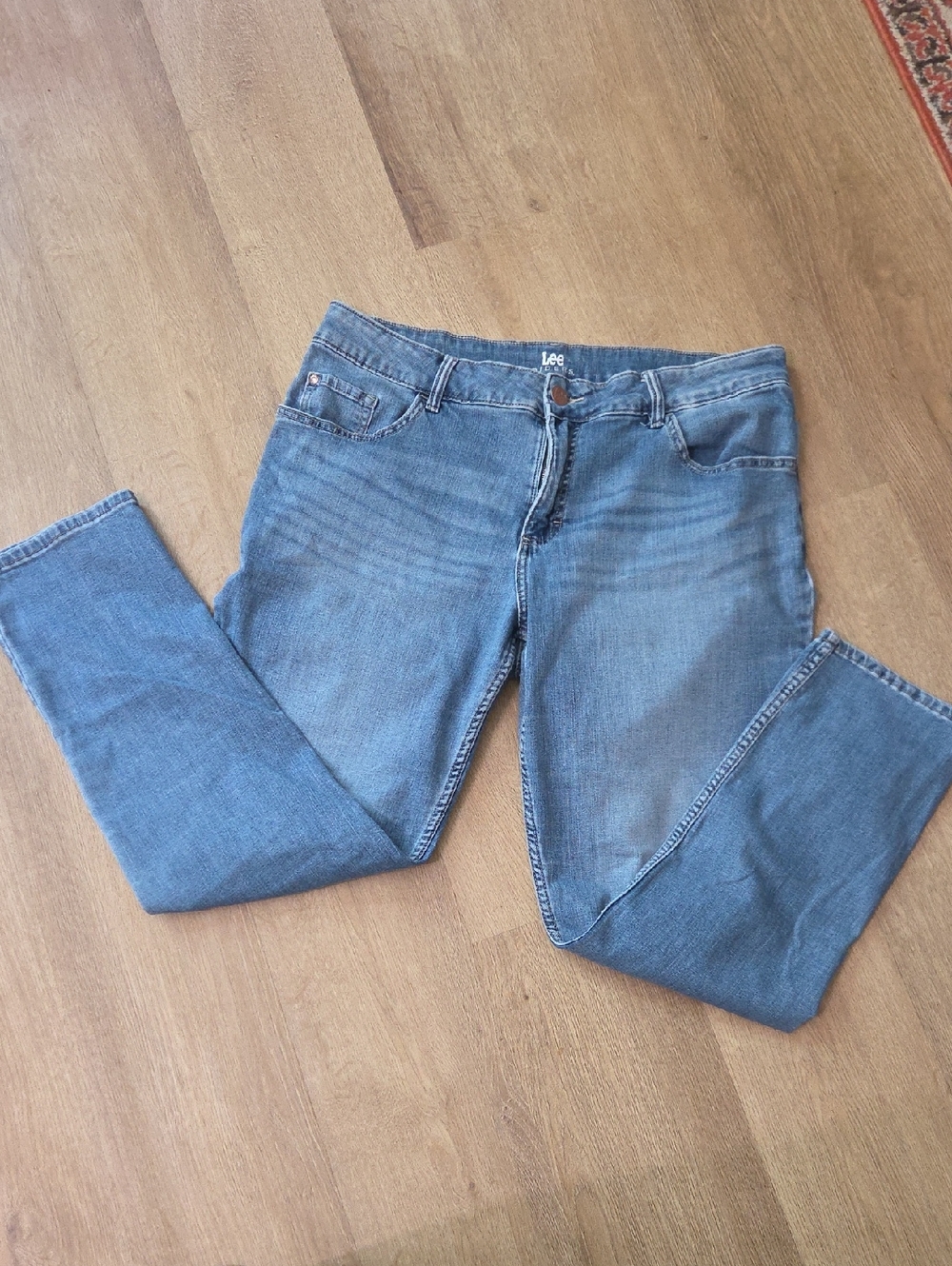 Classic Lee Riders 5 Pocket Women's Jeans in Faded Blue Wash Size 16?